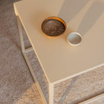 beige_metall_tisch_wohnzimmer