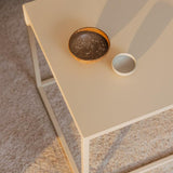 beige_metall_tisch_wohnzimmer