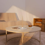 runder beige Wohnzimmertisch