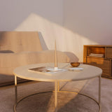 runder beige Wohnzimmertisch