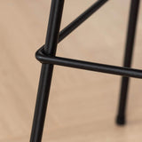 Barhocker aus schwarzem Metall mit einer Sitzfläche aus Massiv-holz | Metallbude