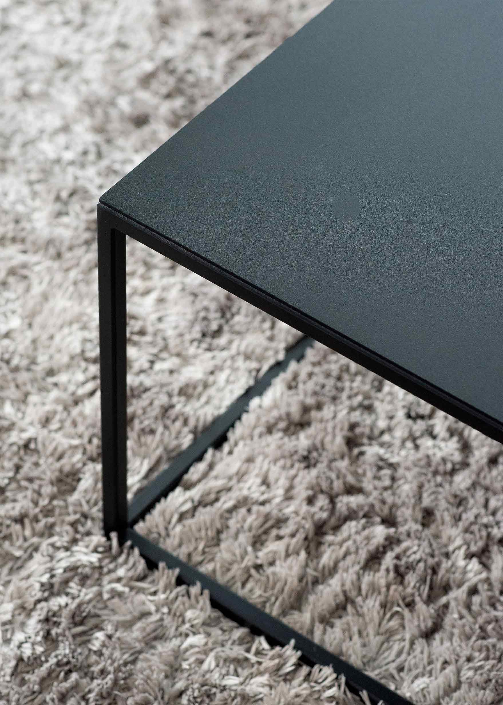 Devana X- Couchtisch mit Tischplatte aus schwarzem Blech | Metallbude