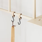 Metallregal RIVO - Cashew-Beige S-Haken an Cashew-Beigen Wandregal | Metallbude