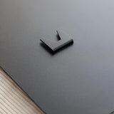 Mit der schlichten und unauffälligen Halterung, kann der Wandspiegel problemlos an der Mand montiert werden | Metallbude